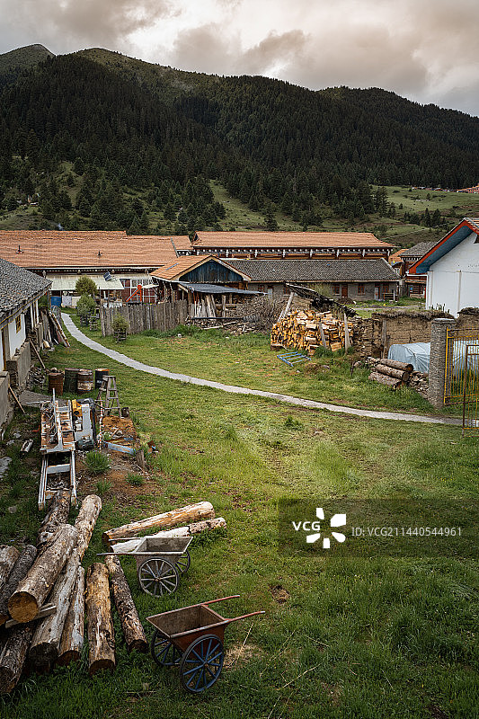 玉科草原上的藏民之家图片素材
