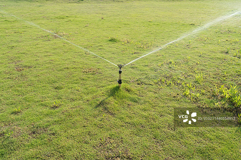 草地上的喷水装置图片素材