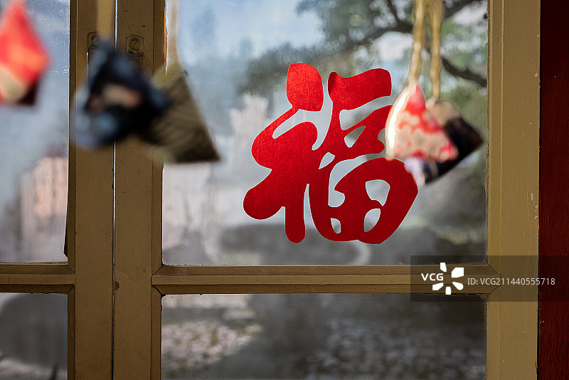 贴着福字的老窗户前悬挂的端午节香包图片素材