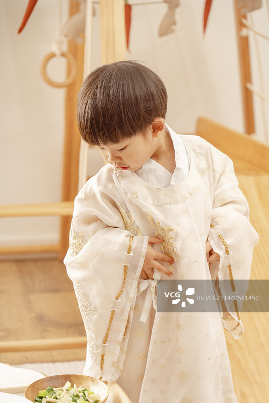 汉服小男孩在鉴赏美食图片素材