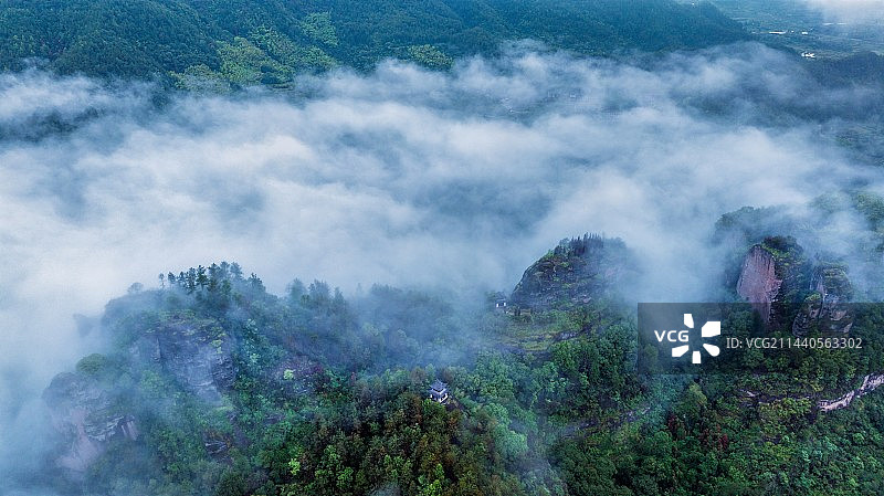 云雾缭绕东西岩图片素材