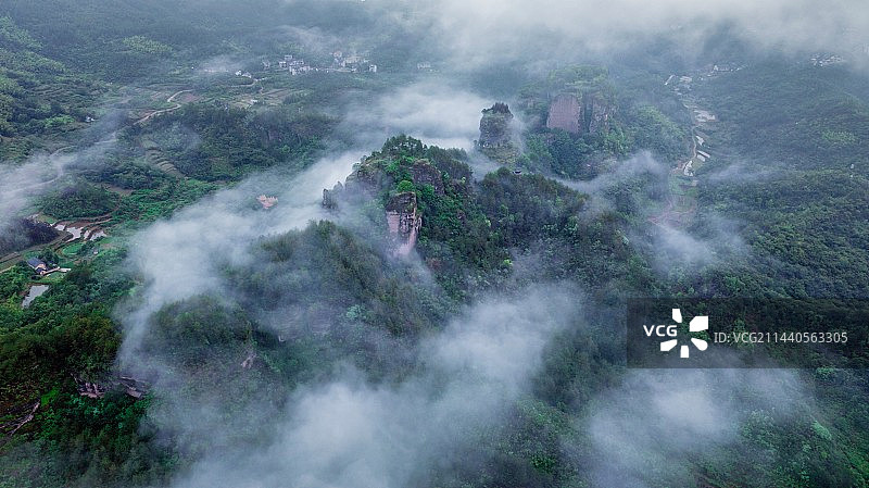 云雾缭绕东西岩图片素材