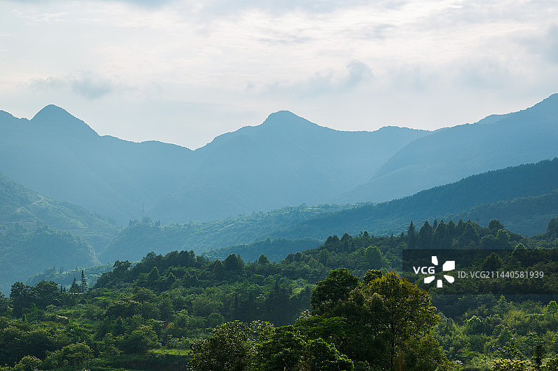 四川广安市华蓥山旅游风景区里的山和森林图片素材