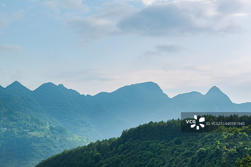 四川广安市华蓥山旅游风景区里的山和森林图片素材