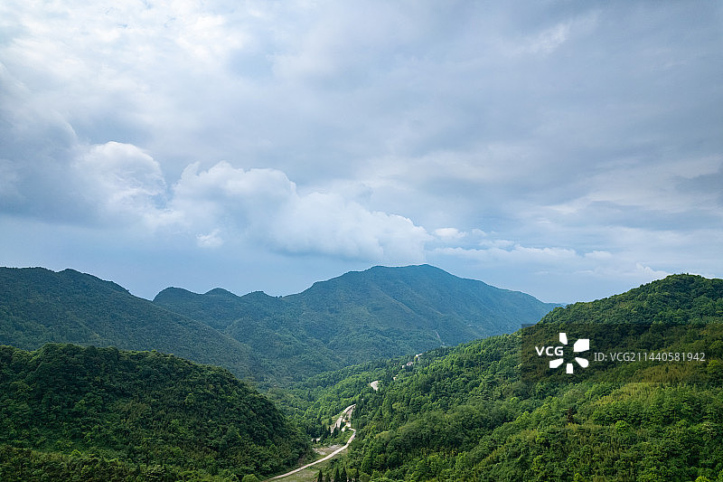 四川广安市华蓥山旅游风景区里的山和森林图片素材