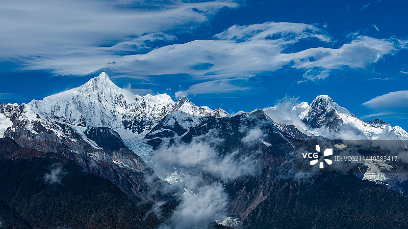 云南德钦-梅里雪山-卡瓦格博与扎堆吾学（玛兵扎拉旺堆）-地形云（荚状云）图片素材
