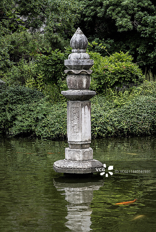 同里古镇（珍珠塔园池塘佛柱）图片素材