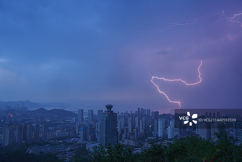 城市上空的闪电雷暴 暴雨图片素材