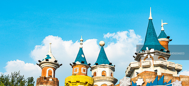 云朵上的童话王国，迪斯尼甜筒顶动画建筑图片素材