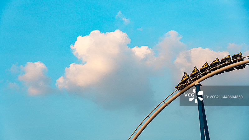 梦幻云朵上的过山车极速飞车图片素材