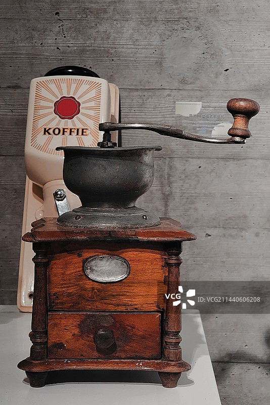 复古咖啡磨豆机展示图片素材