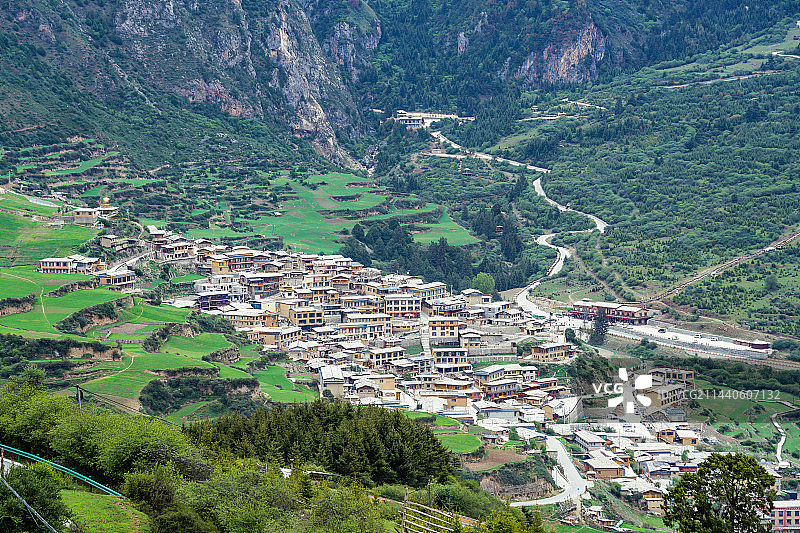 甘南扎尕那梯田群山沿途风景图片素材