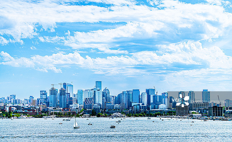 美国华盛顿州，西雅图市天际线，云景，帆船图片素材