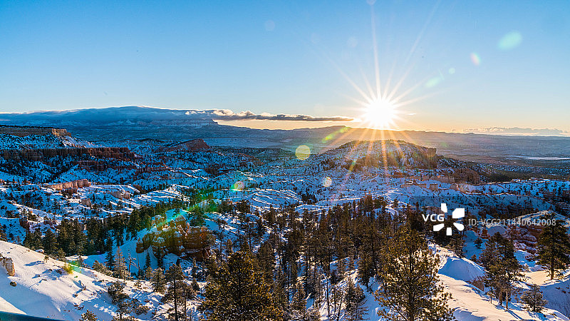 冬日白雪皑皑的群山景色图片素材
