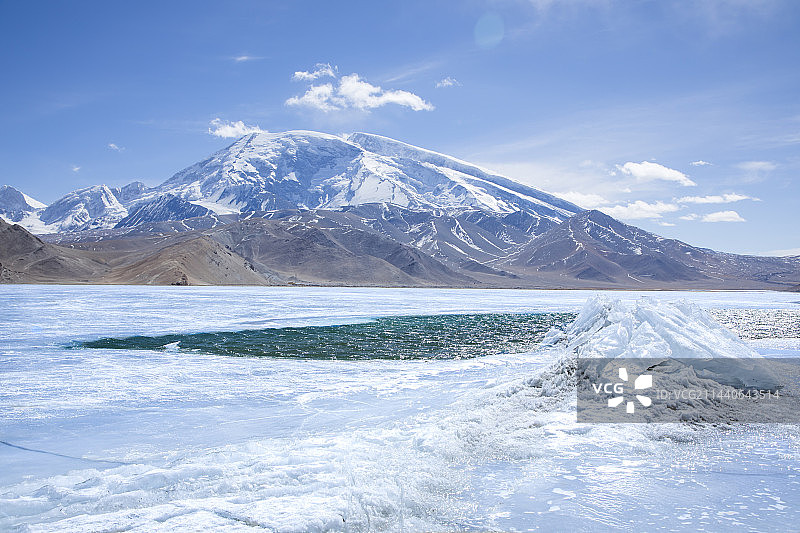 慕士塔格峰下喀拉库勒湖中隆起的冰图片素材