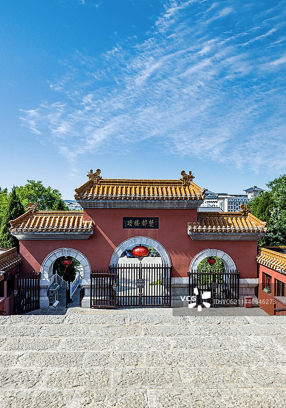 蓝天白云晴朗天气下的江苏徐州户部山戏马台风景区楚都胜迹牌坊建筑景观图片素材