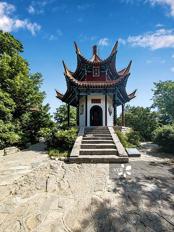 绿树青草蓝天白云背景映衬中的江苏徐州戏马台风云阁建筑景观图片素材