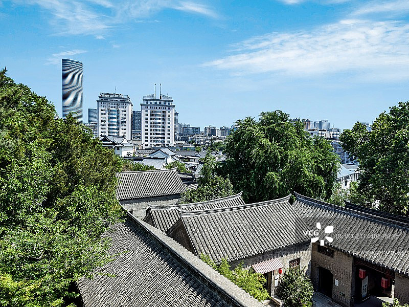 晴朗天气蓝天白云背景映衬下的江苏徐州户部山古民居建筑景观航拍视角镜头.戏马台上看户部山图片素材
