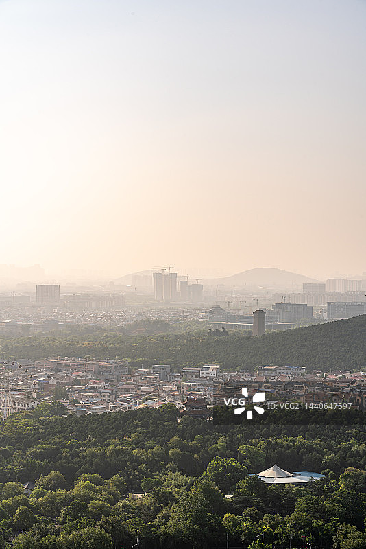 徐州云龙山上看徐州.清晨雾色日出中的江苏徐州户部山彭祖园汉文化景区徐州城市建筑景观航拍视角镜头图片素材