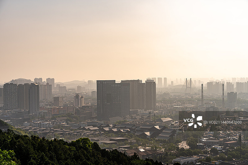 徐州云龙山上看徐州.清晨雾色日出中的江苏徐州户部山彭祖园汉文化景区徐州城市建筑景观航拍视角镜头图片素材