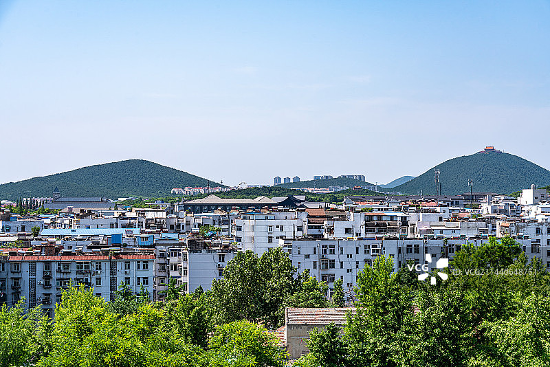 江苏徐州戏马台上看徐州户部山民居建筑与徐州城市景观航拍视角镜头图片素材