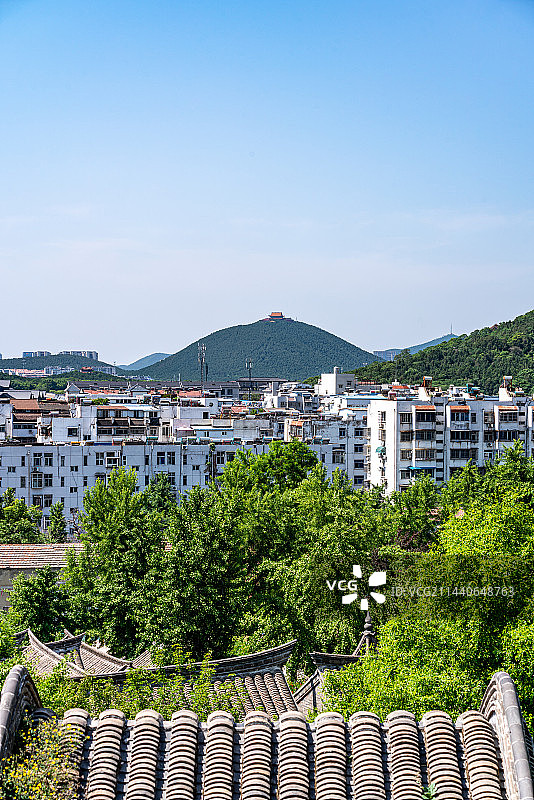 江苏徐州戏马台上看徐州户部山民居建筑与徐州城市景观航拍视角镜头图片素材