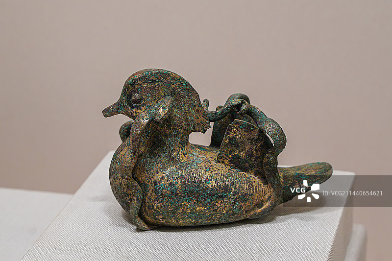 云南省博物馆西汉时期晋宁的鎏金铜鸳鸯图片素材