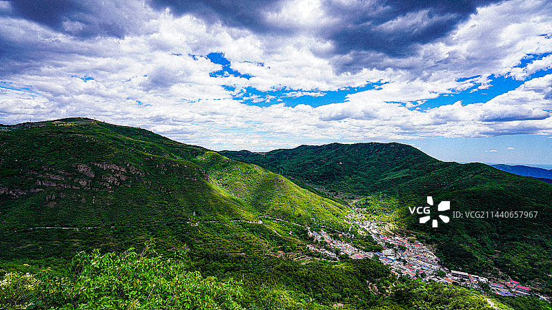 夏日里北京门头沟妙峰山上自然风光，眺望山下村庄图片素材