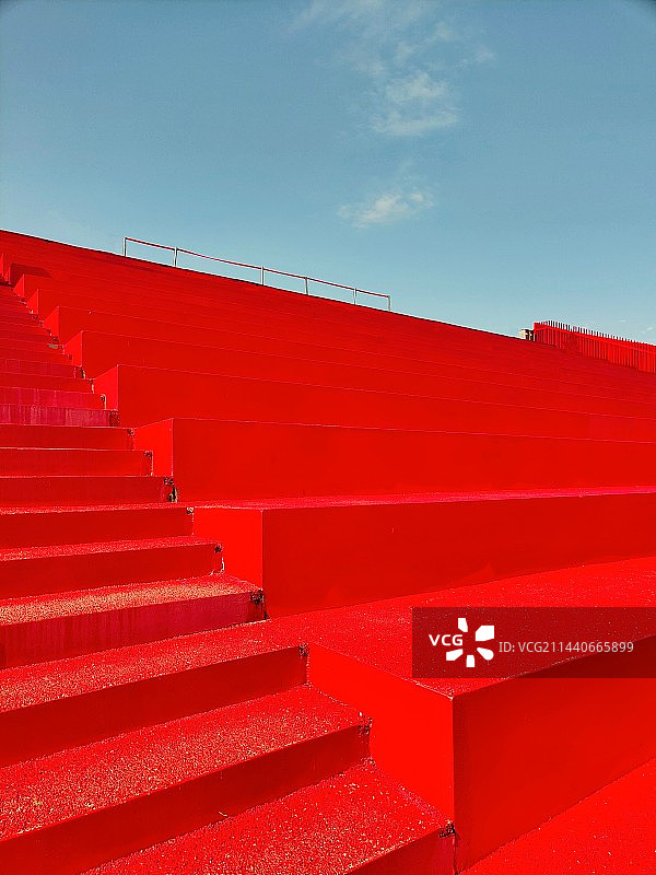 深圳虹桥公园，蓝天下红色的楼梯图片素材