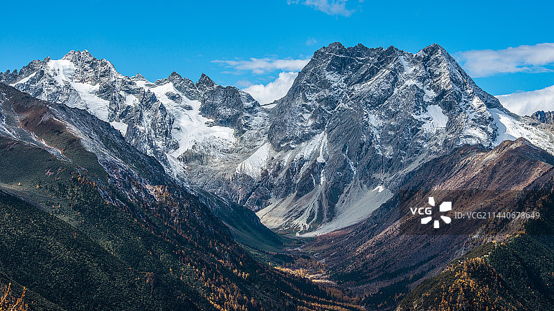云南德钦-白马雪山-第四纪冰川遗迹U形山谷秋色-主峰扎拉雀尼和多楚博姆巴登图片素材