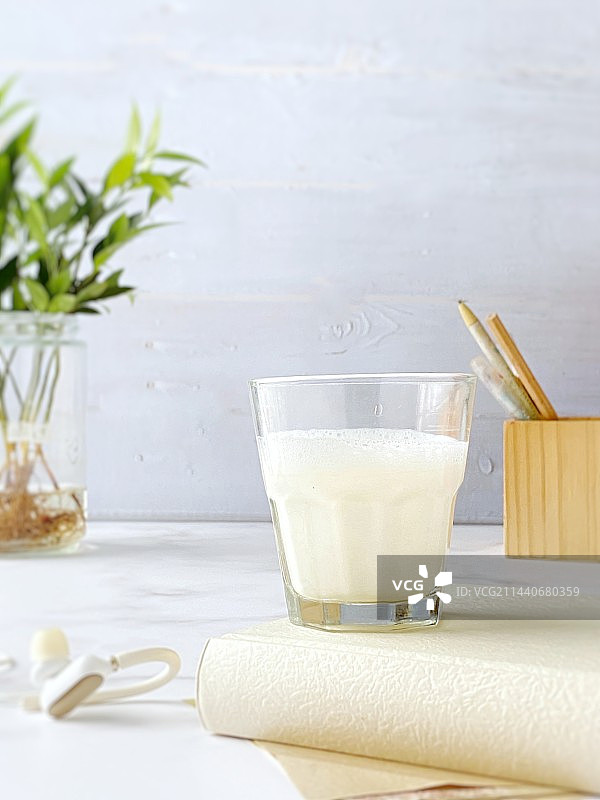 桌上鲜奶的特写镜头图片素材