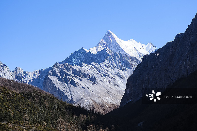 四川省甘孜藏族自治州稻城县稻城亚丁景区秋天晴天美丽风景图片素材