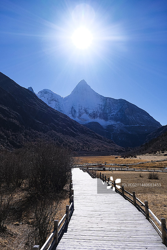 四川省甘孜藏族自治州稻城县稻城亚丁景区秋天晴天美丽风景图片素材