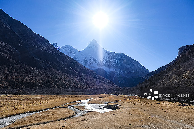 四川省甘孜藏族自治州稻城县稻城亚丁景区秋天晴天美丽风景图片素材