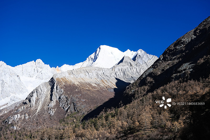 四川省甘孜藏族自治州稻城县稻城亚丁景区秋天晴天美丽风景图片素材