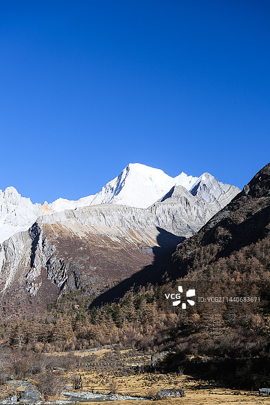 四川省甘孜藏族自治州稻城县稻城亚丁景区秋天晴天美丽风景图片素材