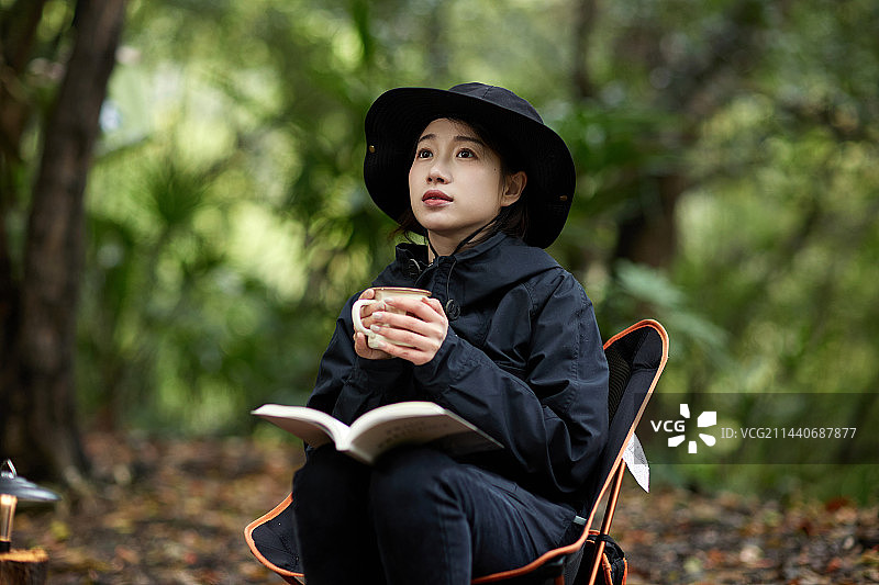 女子在森林休息图片素材