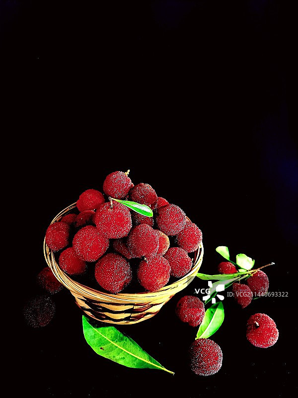 黑色背景蓝中杨梅的高角度视图图片素材