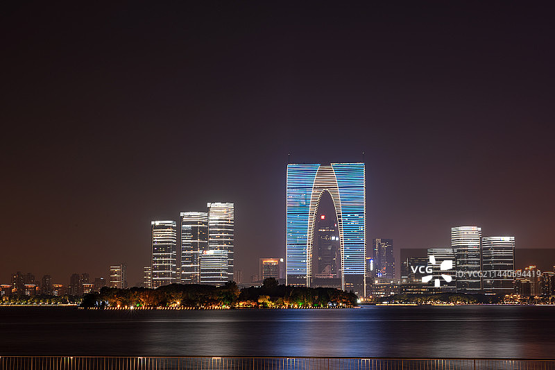 金鸡湖—东方之门夜景图片素材