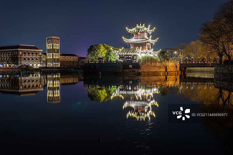 苏州震泽古镇夜景倒影图片素材