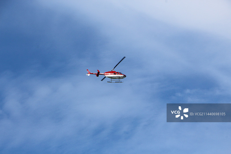 飞行中的直升飞机图片素材