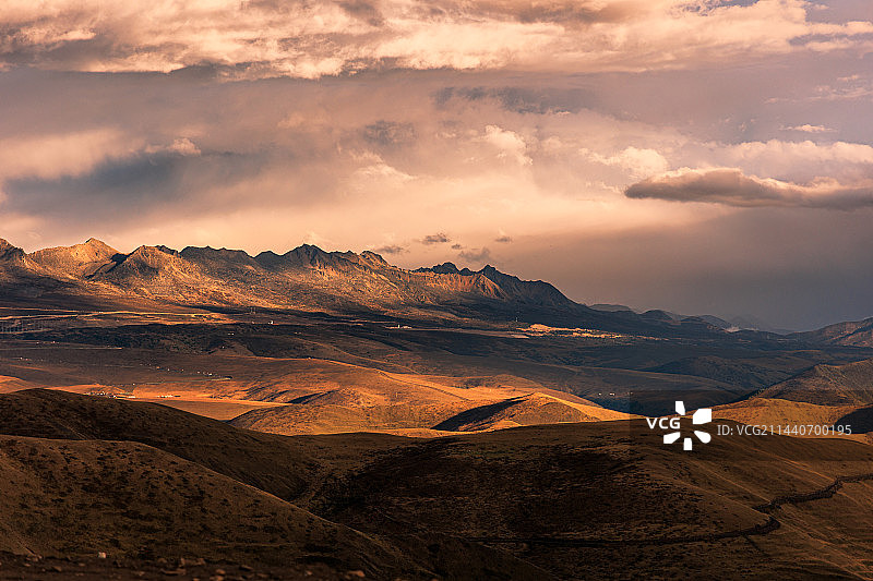 鱼子西日落时分看雪山图片素材