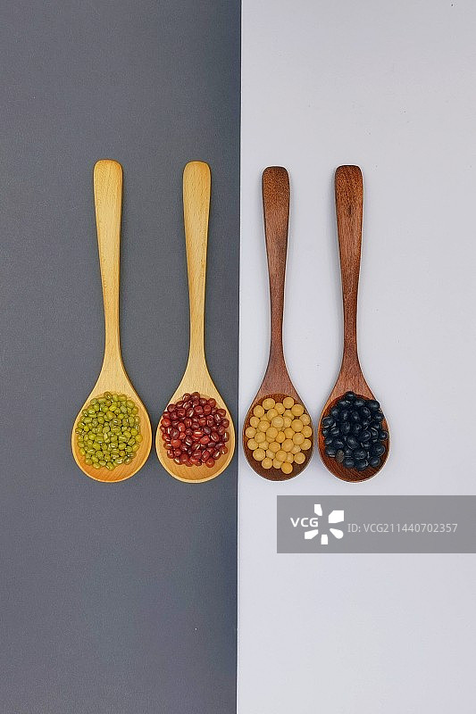 木匙子里的黑豆黄豆红豆绿豆静物特写图片素材