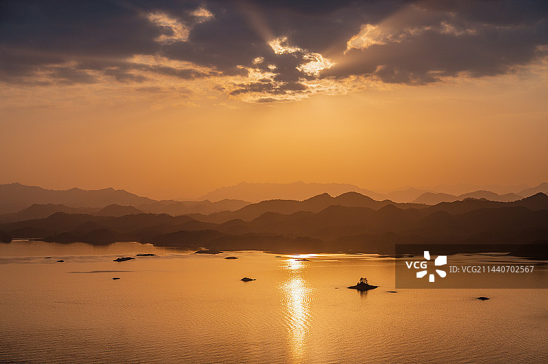杭州天屿山远眺千岛湖日落图片素材
