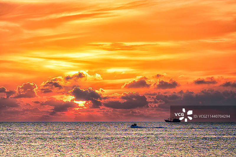 涠洲岛的日落，橘色天空下的海景风光图片素材