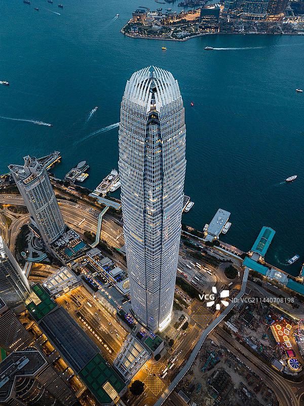 香港中西区国际金融中心商场 航拍视角 夜景 城市天际线图片素材