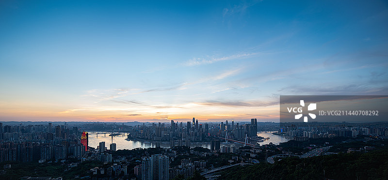 重庆市南山一棵树观景台 俯瞰渝中区城市夜景图片素材