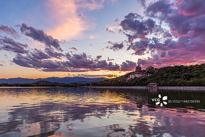 北京颐和园晚霞火烧云倒影图片素材