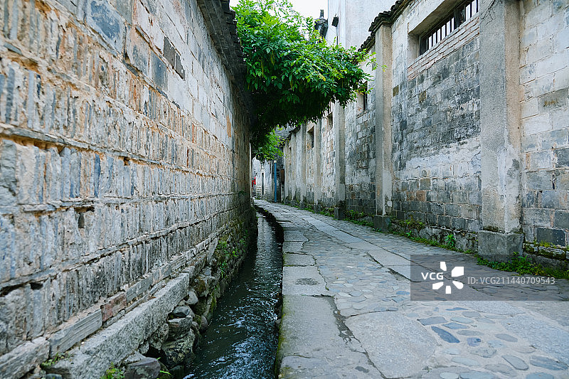 安徽省黄山市黟县宏村景区水圳  中国传统村落 徽派建筑群 世界遗产图片素材