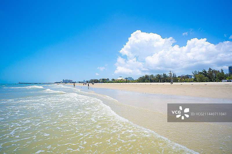 涠洲岛蓝天白云下的海水与沙滩图片素材